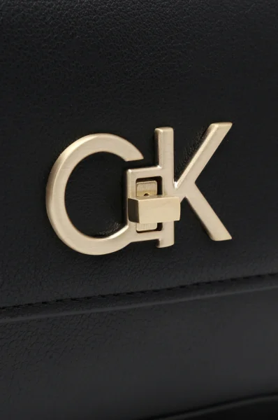 Geantă poștaș RE-LOCK CAMERA W/FLAP Calvin Klein 	negru	